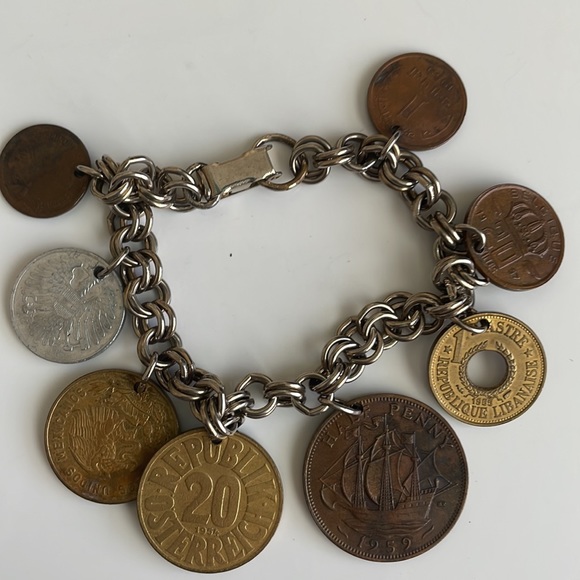Vintage coin charm bracelet with various European coins on a silver tone chain - Picture 4 of 12